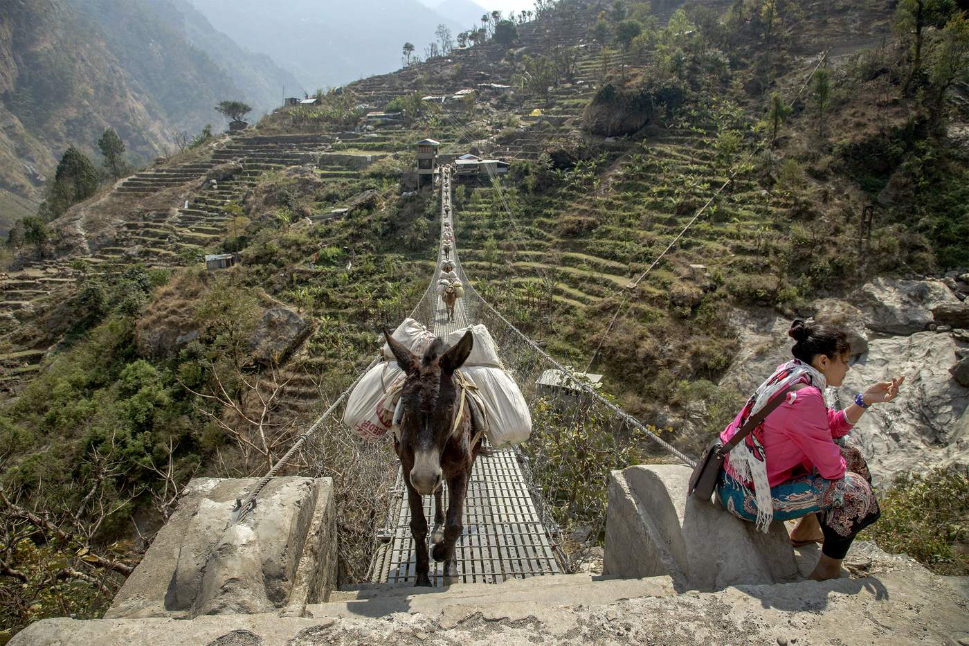 The swing bridge to Lapu Besi.