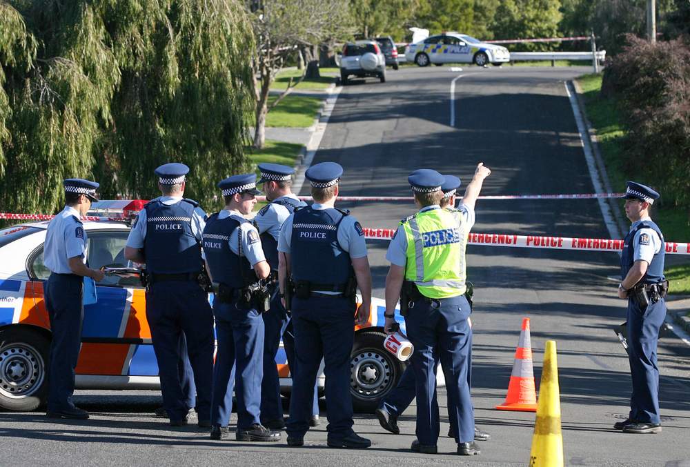 A police cordon at the scene of the shooting on Smale Street, Point Chevalier. (JASON OXENHAM\/STUFF)