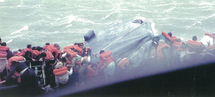 People scramble to get into the liferafts in a panic. DAVID HENDY/WELLINGTON MUSEUMS TRUST COLLECTIONS (2006.5070.2)