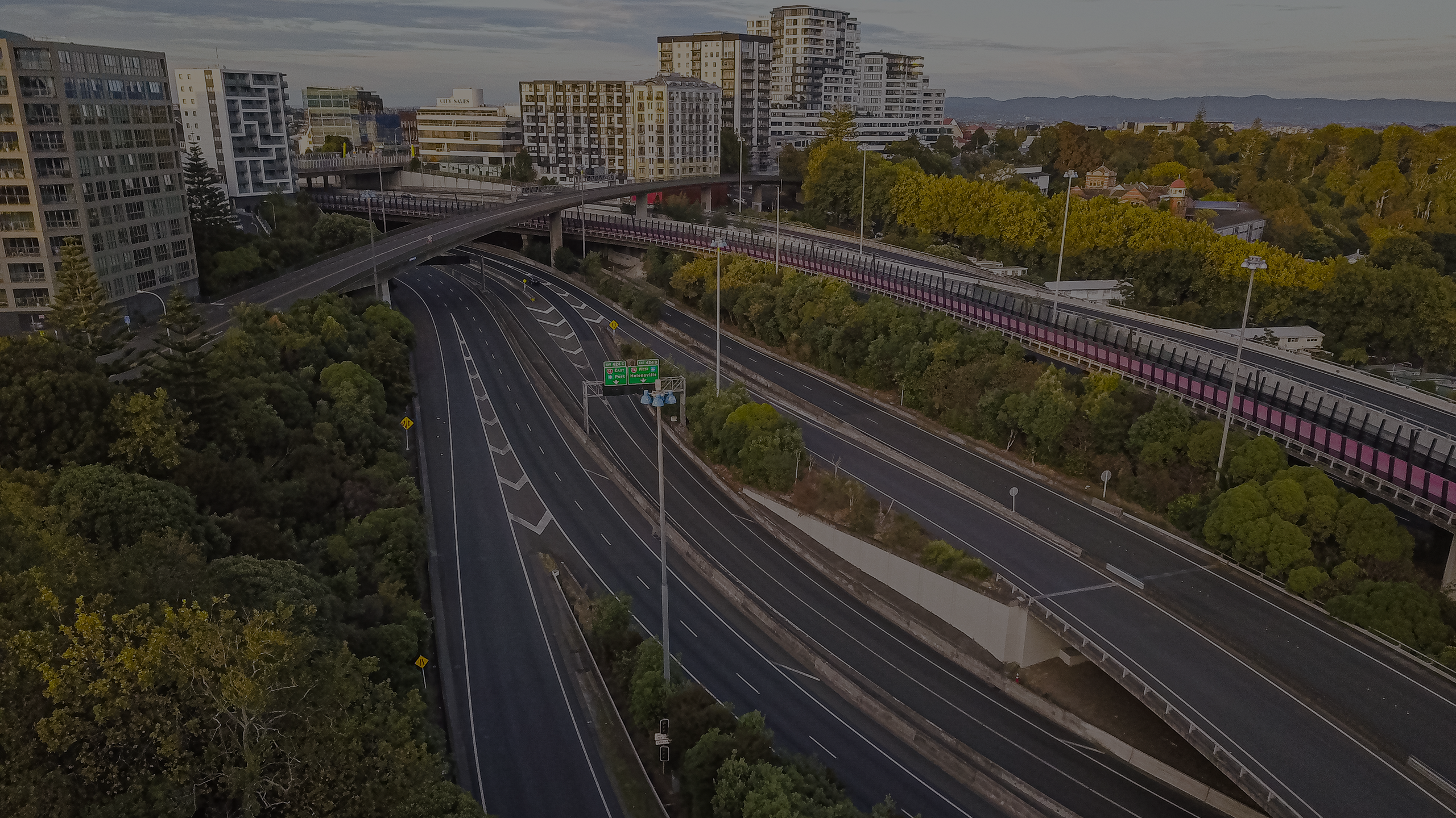 Dark overview photo of the motorway running through central Auckland
