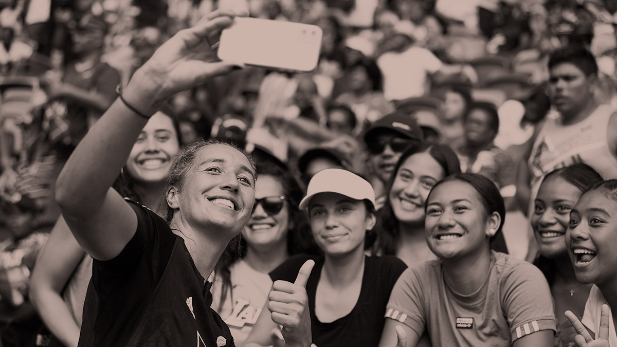crowd getting in a selfie with star player
