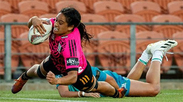 Angel Mulu dives with ball in hand