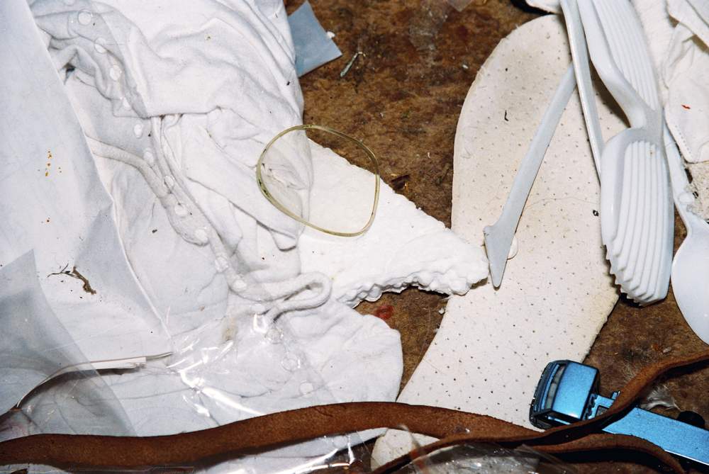 Four days after the search of the Bain house started, police found a lens in Stephen Bain's bedroom. The lens came from a spectacles frame found in David Bain's bedroom.